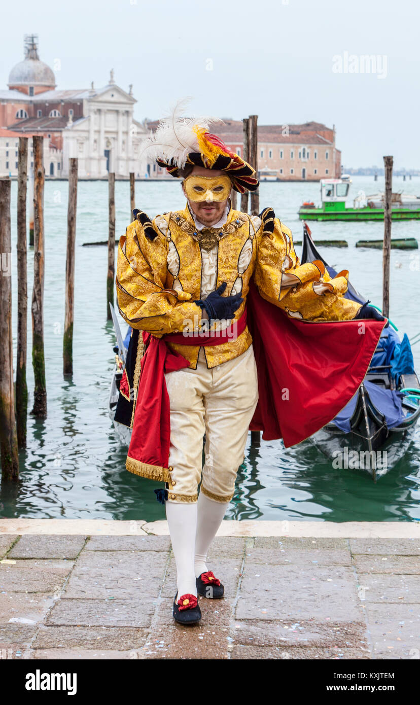 Venedig, Italien - 2. März 2014: unbekannter Mann verkleidet in einem wunderschönen mittelalterlichen Kostüm vor Pier der Gondel in der Nähe von San Marco Square du Posing Stockfoto Venedig, Italien - 2. März 2014: unbekannter Mann verkleidet in einem wunderschönen mittelalterlichen Kostüm vor Pier der Gondel in der Nähe von San Marco Square du Posing Stockfoto