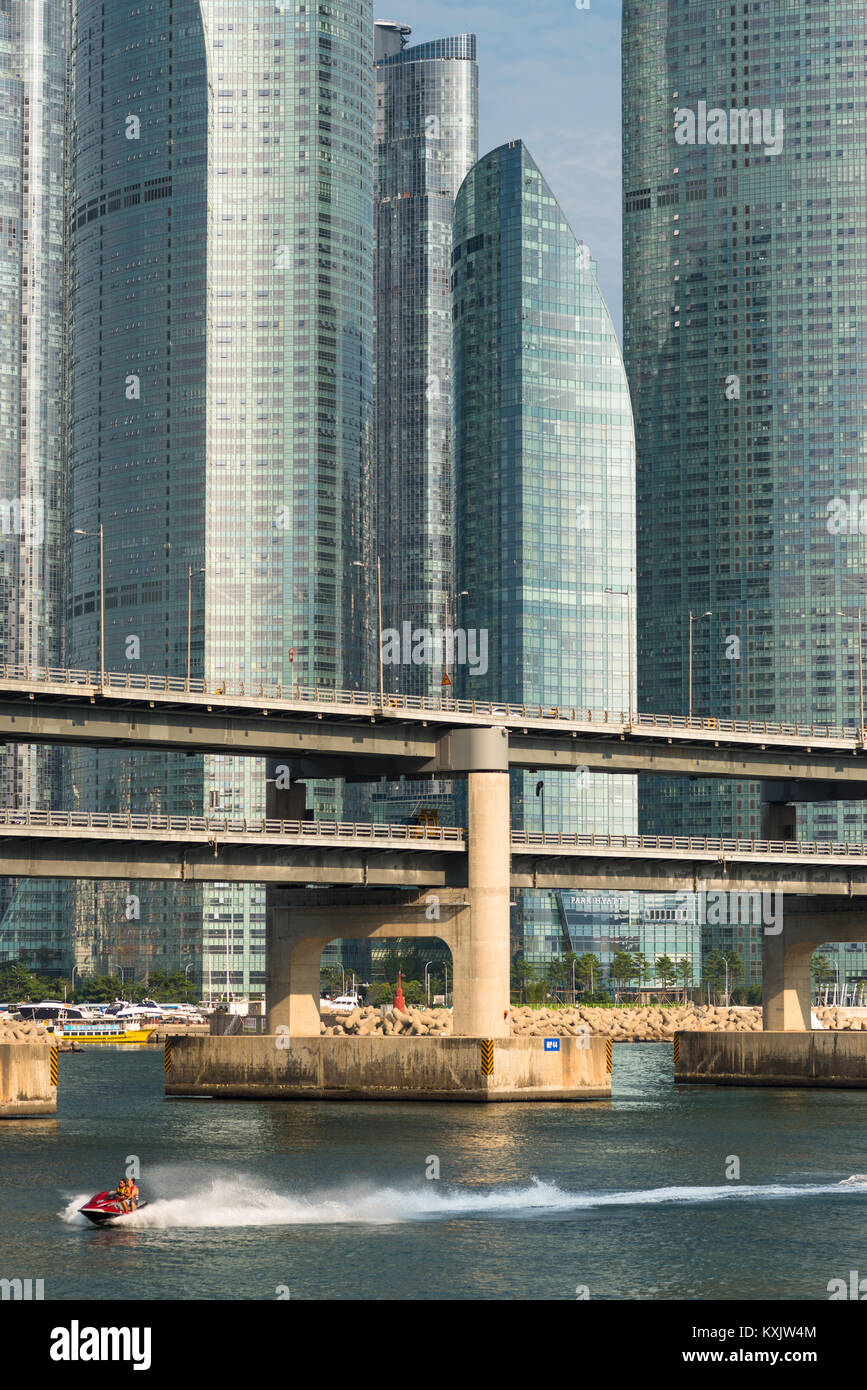 Jet Ski vor der modernen Gläsernen Wolkenkratzern von Centum Park, Centum Stadt, Busan, Yeongnam, Südkorea. Stockfoto