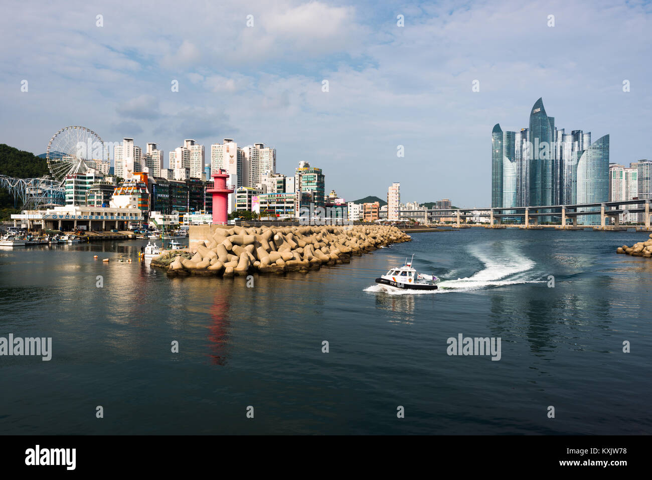 Polizei Boot auf dem Fluss in KwangAn Gwangalli Strand mit Centum Park Towers nach hinten, Busan city, Yeongnam, Südkorea. Stockfoto