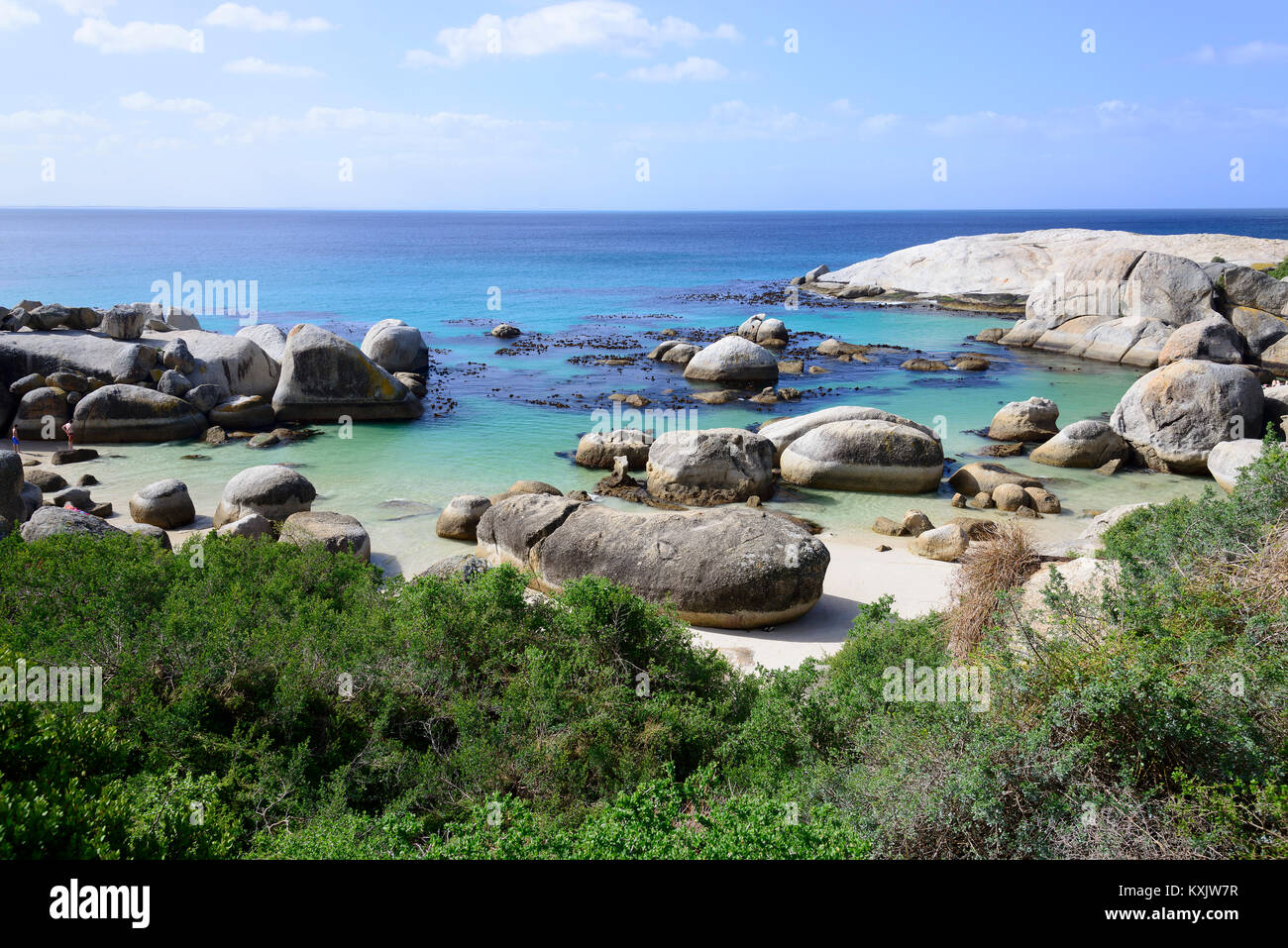 Boulders Beach mit Kolonie afrikanischer Pinguine (Spheniscus demersus) im Hintergrund, Simons Town, South Afrika, Indischer Ozean Stockfoto