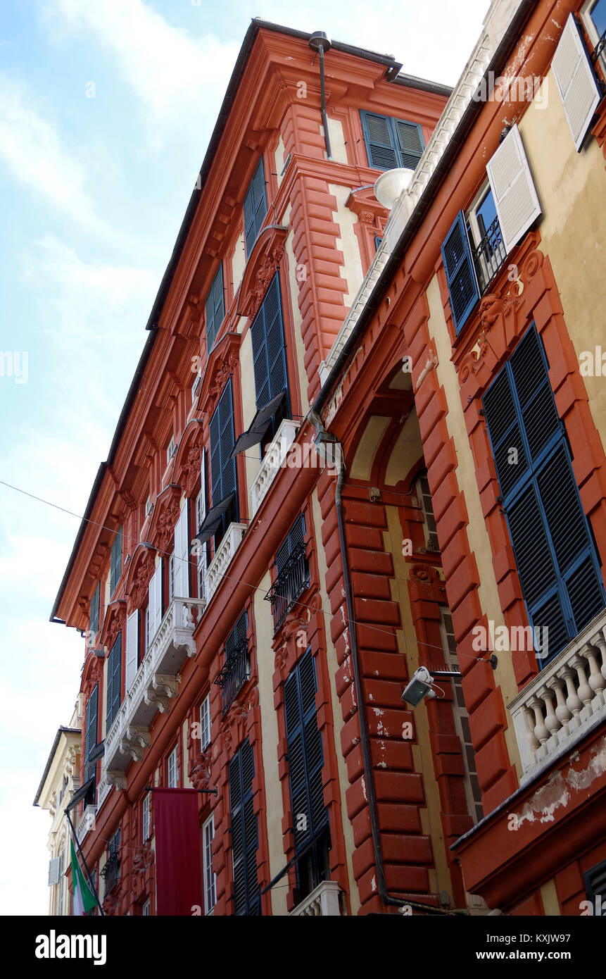 Schrägansicht der Fassade des Palazzo Rossi, dem Roten Palast, der in der Via Garibaldi, ein UNESCO-Weltkulturerbe, Stockfoto