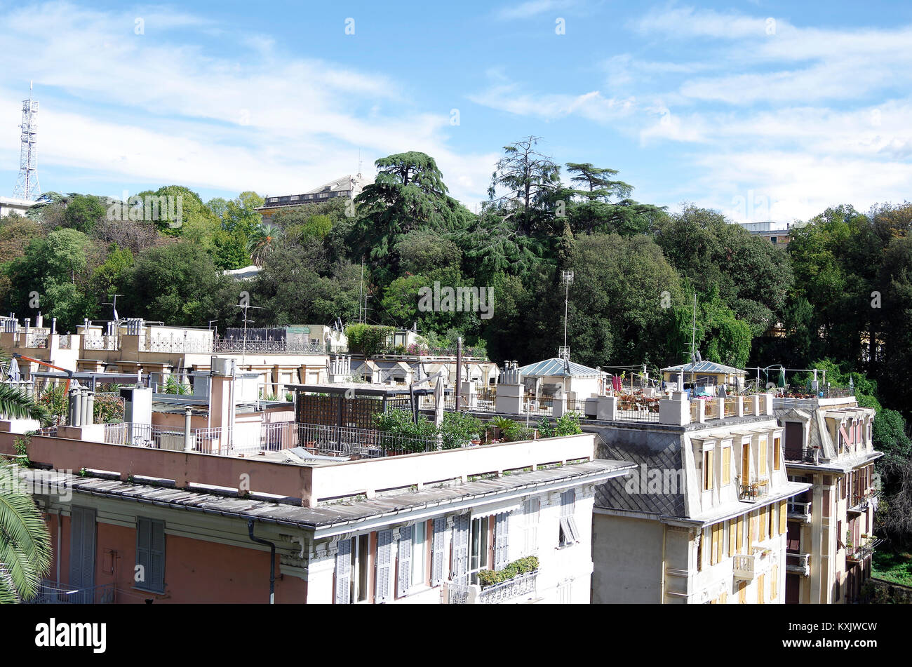Ansicht von der Straße aus, der Dachgarten des 6-stöckigen Apartmenthäusern, in einer angrenzenden Straße, in einer Wohngegend nahe dem Zentrum von Genua, Italien Stockfoto