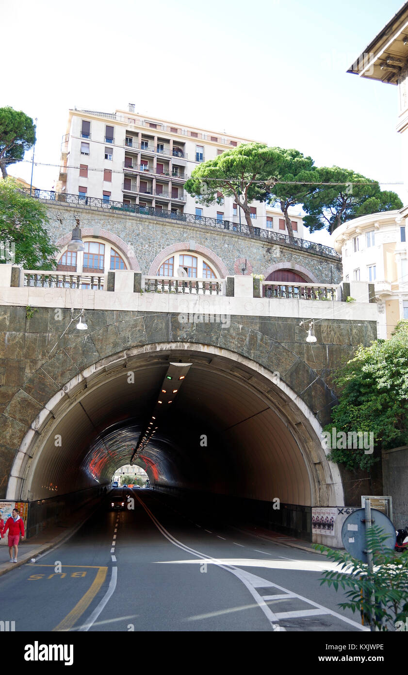 Genua Italien, eine vielschichtige Stadt, Galleri C.Colombo Tunnel verbindet zwei Teile der Stadt mit Straßen auf mehreren Ebenen darüber, Stockfoto