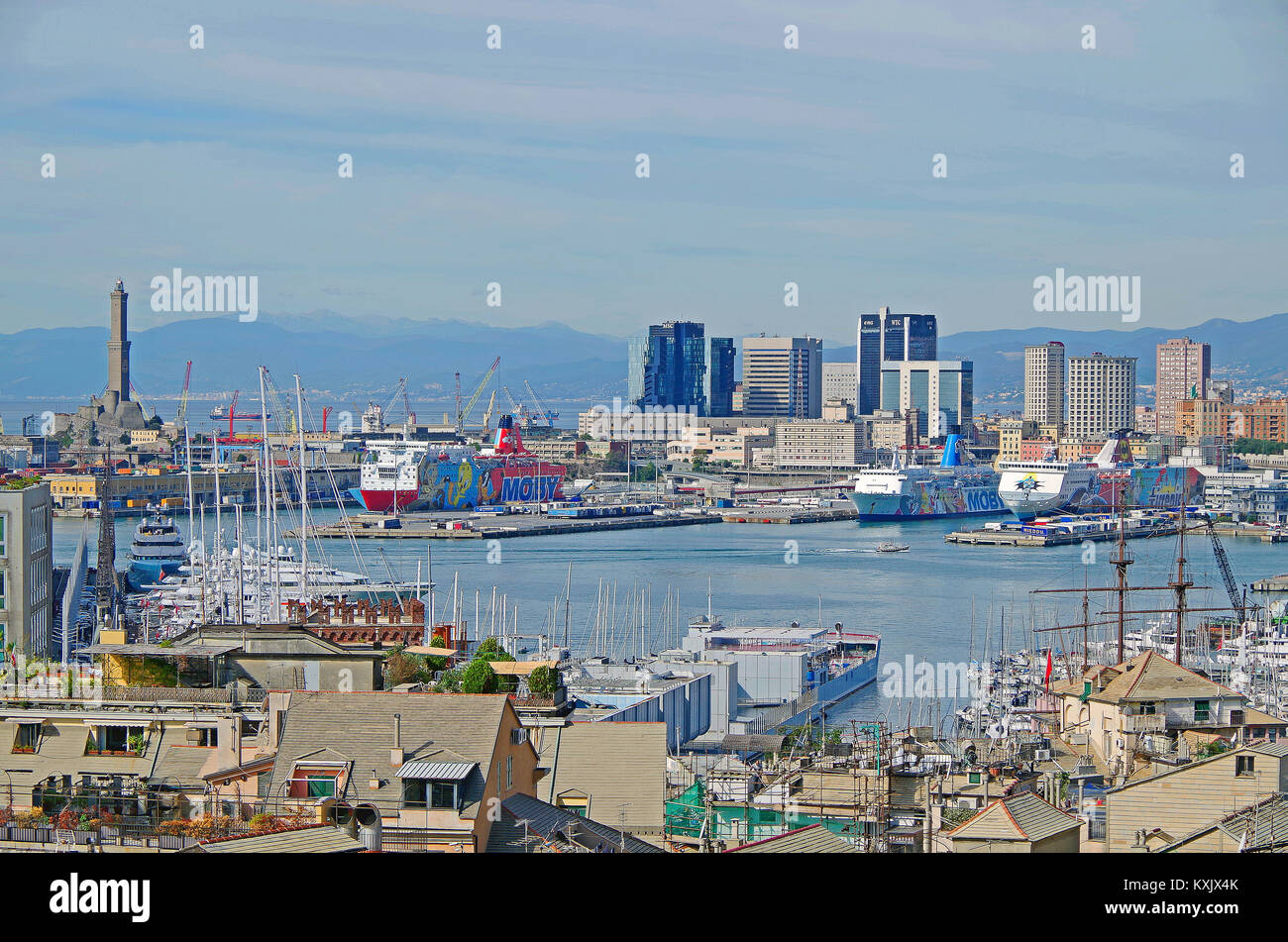 Der Hafen von Genua, Italien, gesehen vom Dach der Palazzo Rosso, mit den Dächern Teil der mittelalterlichen Stadt im Vordergrund. Stockfoto