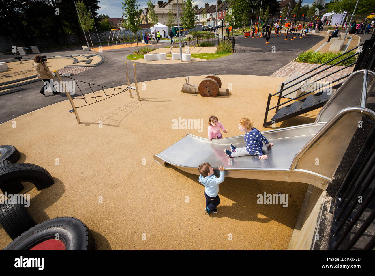 Engel Gärten, Edmonton, Spielplatz gebaut auf ehemaligen Industriebrachen für flytipping verwendet. Enfield, London 2015 Stockfoto