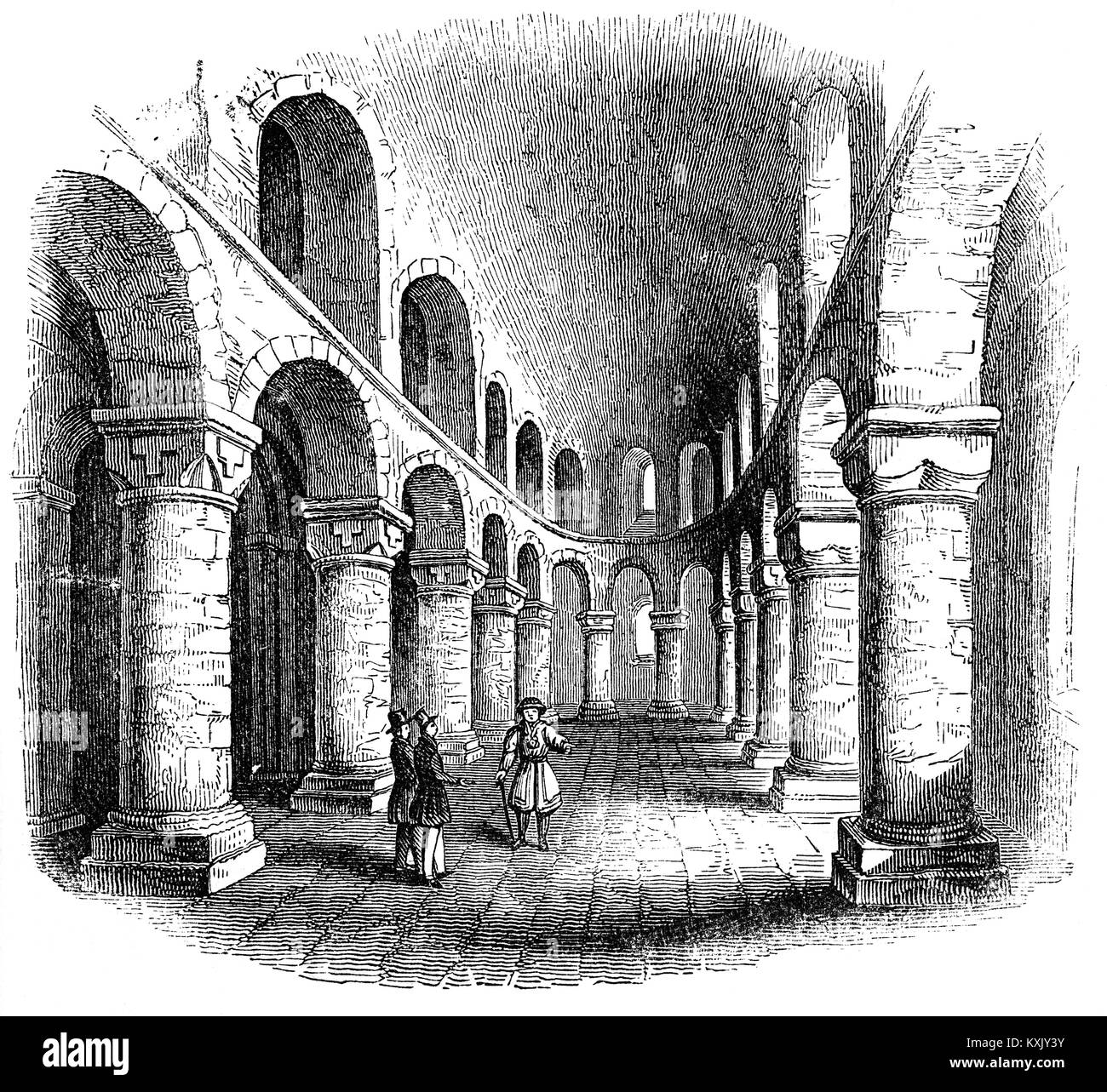 Die romanische St. Johannes Kapelle befindet sich im zweiten Stock des Weißen Turm, im Tower von London. Es wurde in 1077 gebaut - 97 Als behalten oder Zitadelle, der älteste Teil von William mächtige Festung der Eroberer. Es war aus Stein aus Frankreich importierte konstruiert und verfügt über einen Tunnel - gewölbte Kirchenschiff mit einer Apsis und Leiste - gewölbte Gänge, und die Galerie über Kurven um die Apsis. Dicke, runde piers Unterstützung unmolded Bögen, durch ihre Einfachheit, mit einfachen Schnitzereien von Jakobsmuscheln und Blatt Designs, die nur Dekoration. Stockfoto