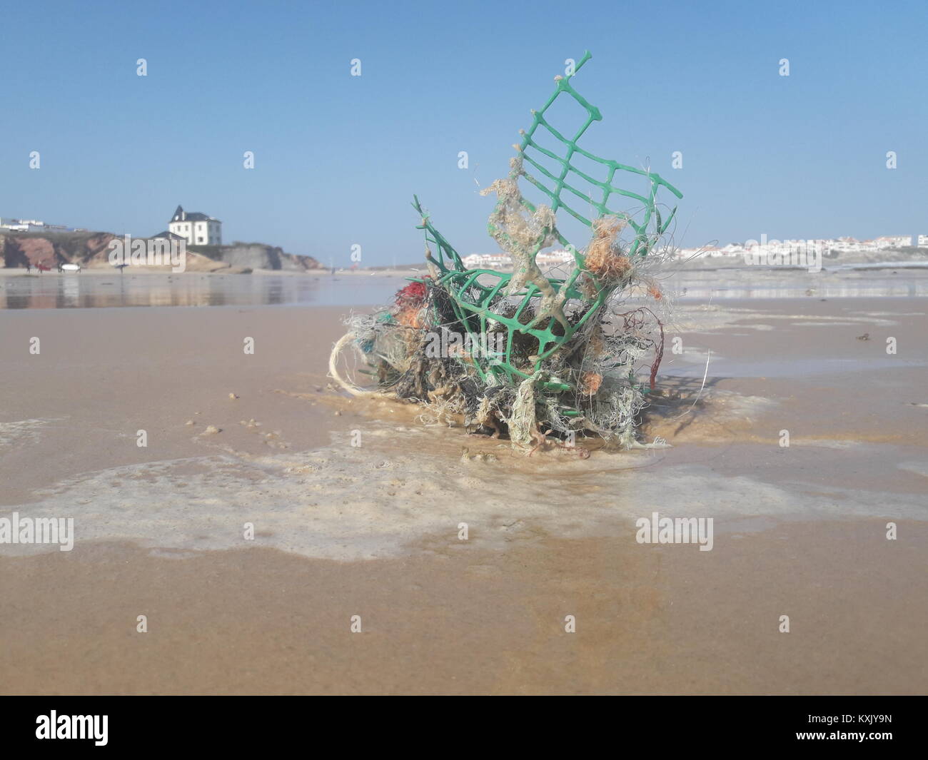 Marine Wurf Skulptur am Strand, gestrandete Kunststoff Schmutz aus der Fischwirtschaft im schönen Baleal. Stockfoto