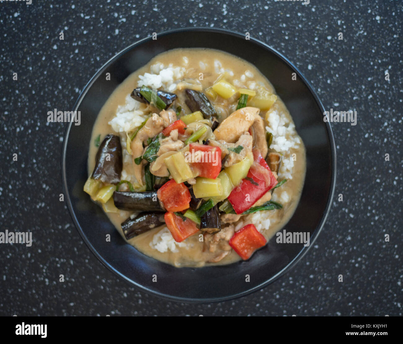 Thailändisches Grünes Huhn Curry auf schwarze Platte Stockfotografie ...