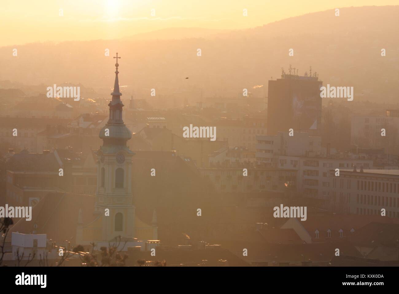 Nebel Sonnenuntergang Blick von der Burg von Buda. Budapest, Ungarn. Stockfoto