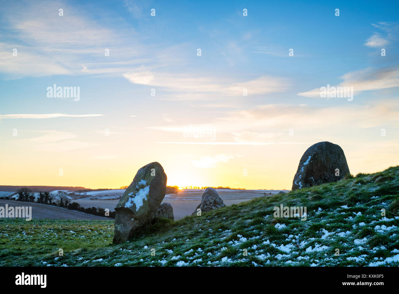 West Kennet Long Barrow im Winter bei Sonnenaufgang. Jungsteinzeit chambered Grab. West Kennet, Wiltshire, England Stockfoto