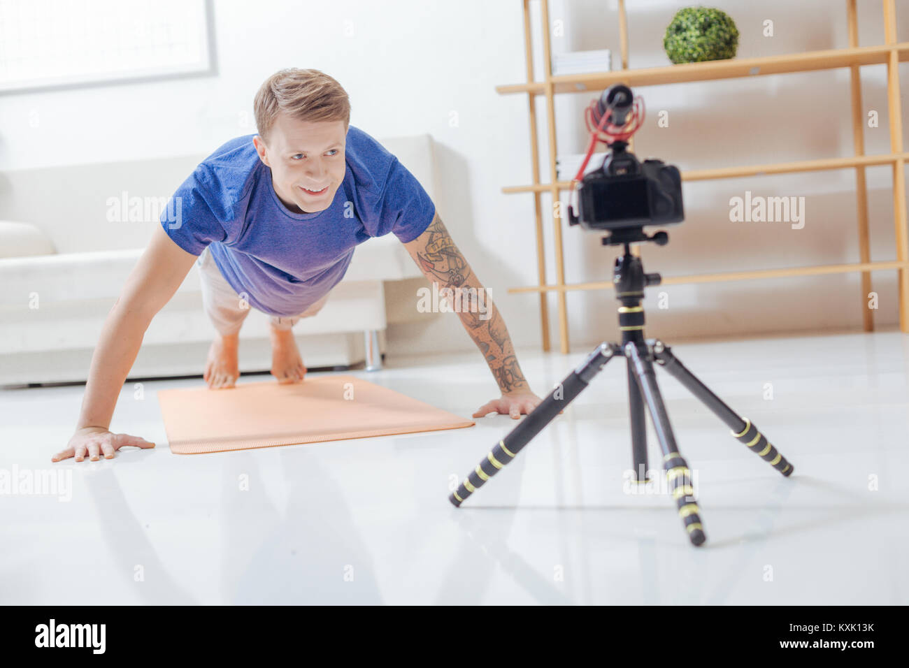 Schöner Mann tun Pushups während seine Video Blog Aufzeichnung Stockfoto
