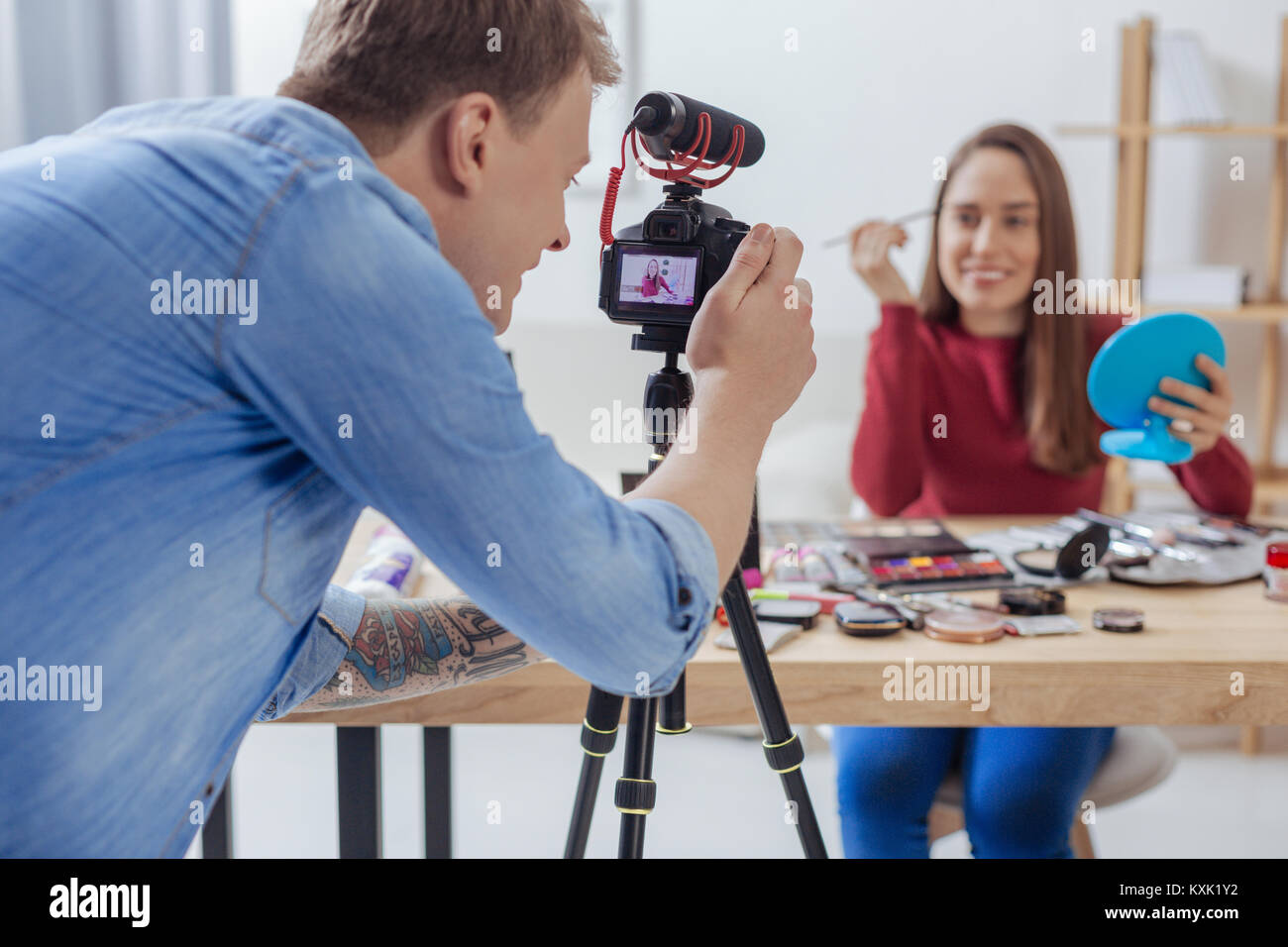 Freundliche Menschen die Aufnahme einer positiven Fashion Blogger Stockfoto