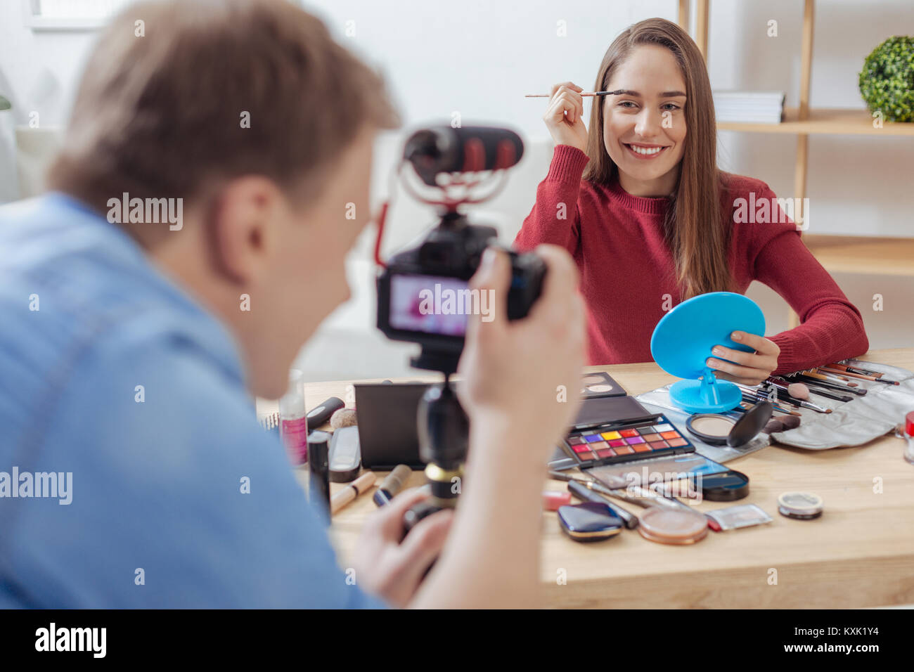 Happy fashion blogger Testen von Kosmetika, während ihr Freund der Aufzeichnung Stockfoto