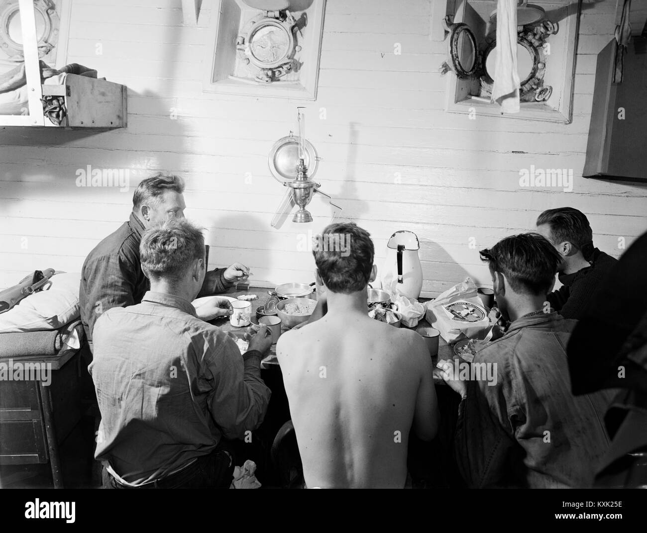 Shipmates eine gemeinsame Mahlzeit an Bord eines Schiffes, Finnland 1950 s Stockfoto