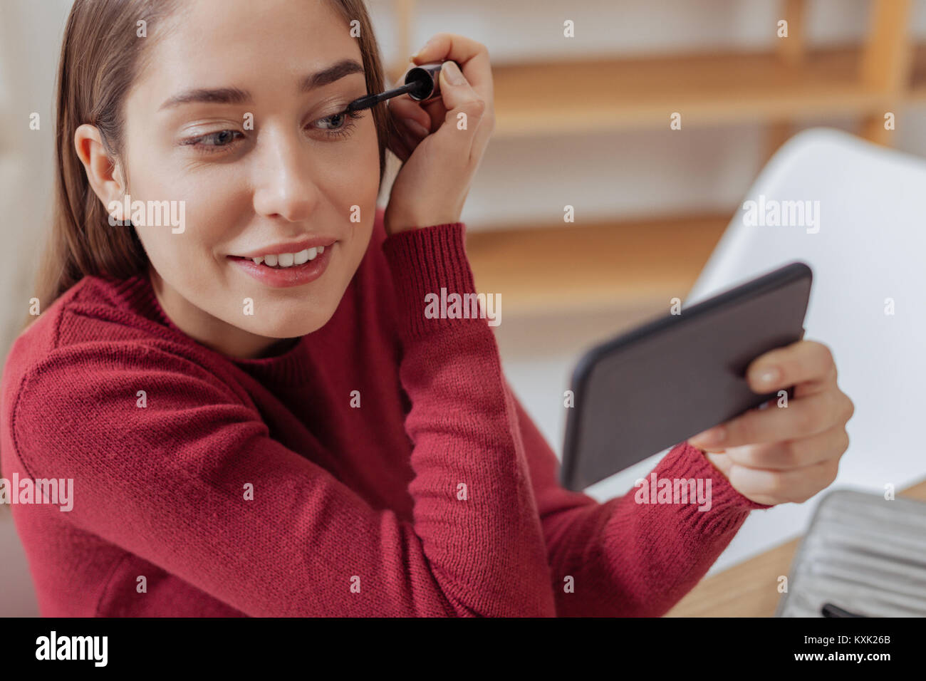 Porträt einer jungen Frau auf ihr Mascara Stockfoto