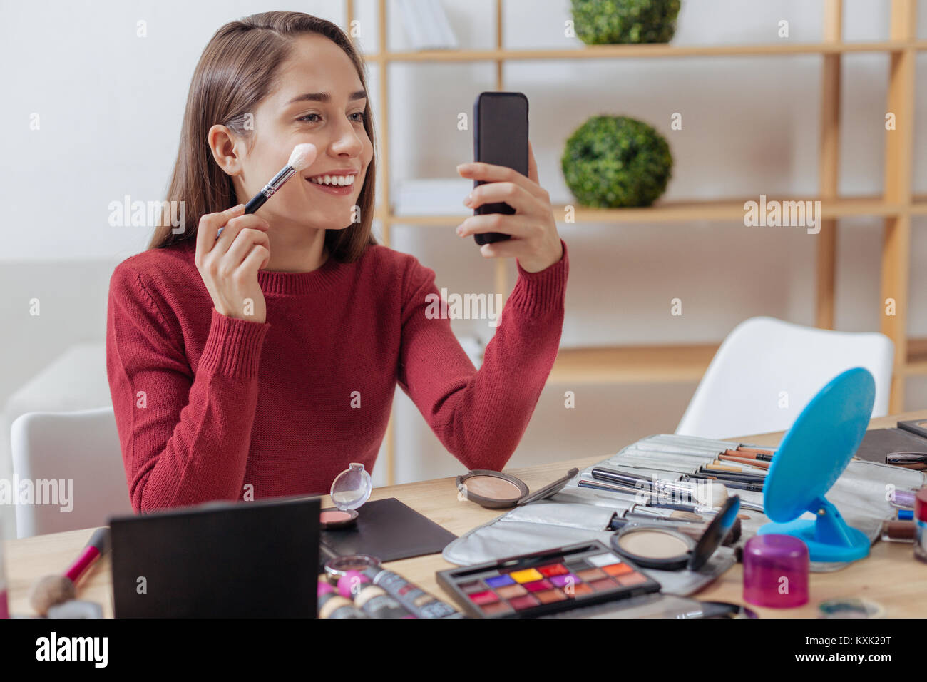 Blogger setzen auf ihr Make-up mit einer neuen Bürste aufgeregt Stockfoto