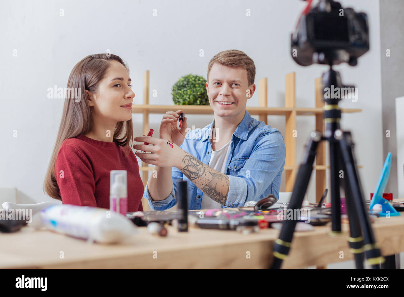 Begeisterte blogger Test Lippenstifte und Aufnahme Es Stockfoto