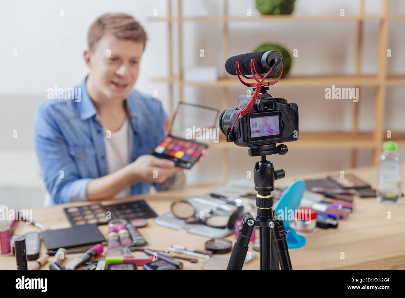 Aufmerksamen Mann zeigen Shadow Palette an seine Zuschauer Stockfoto