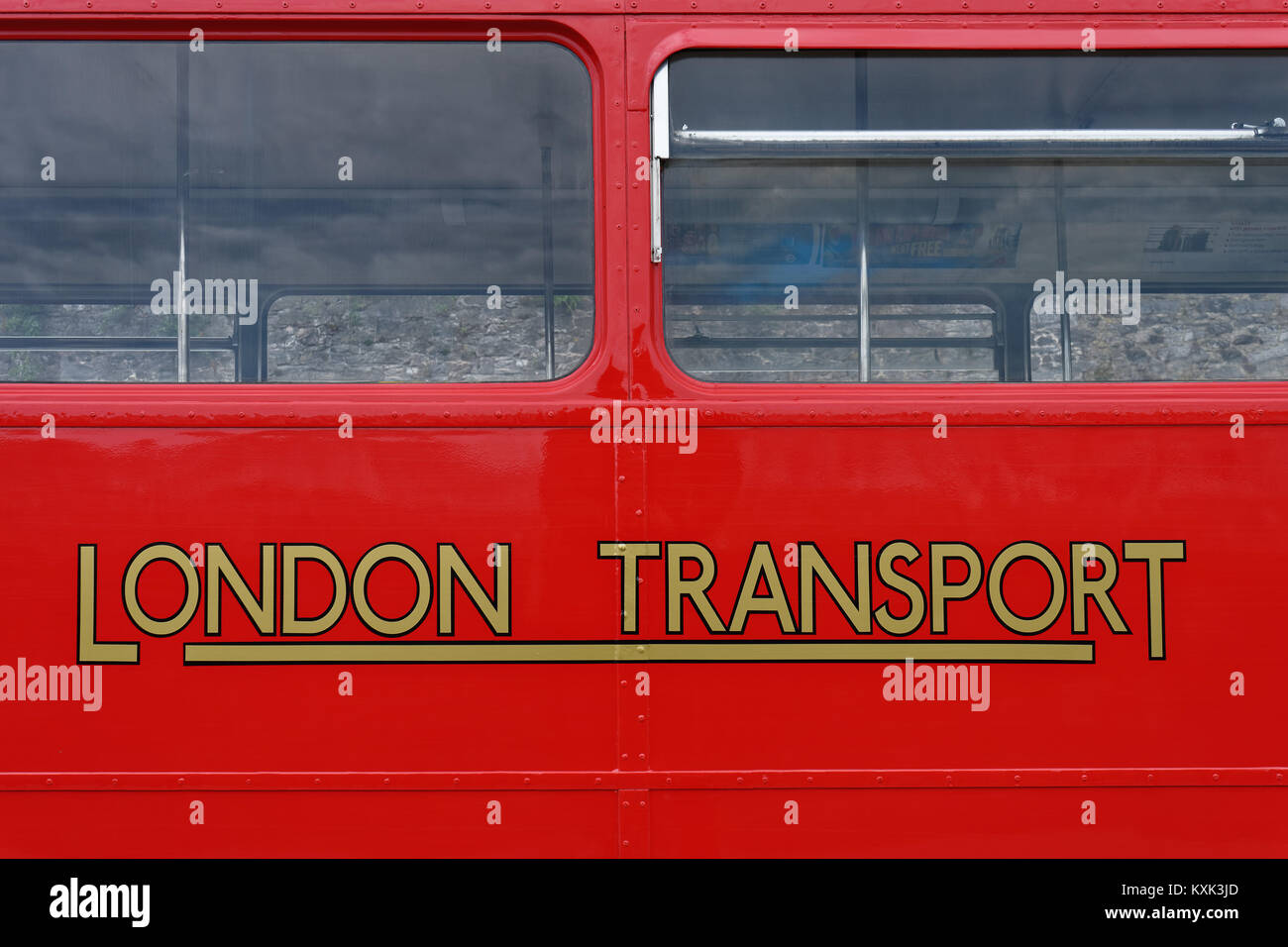 Die kultige alte Logo von London Transport auf der Seite eines Routemaster Bus. Stockfoto