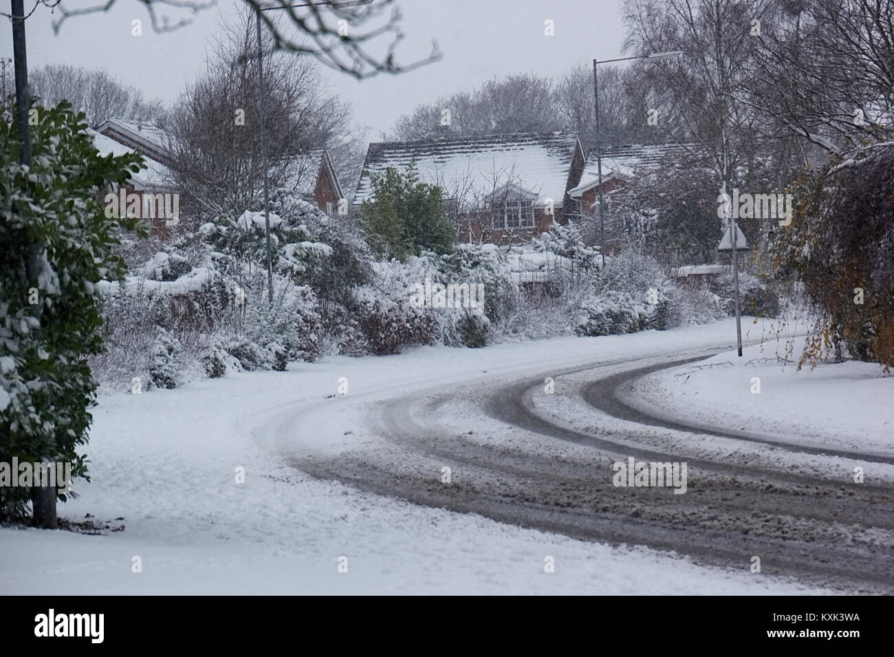 Verschneite Straße in Perton, Süden Stäbe, England Stockfoto