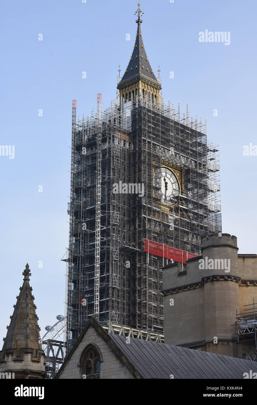 Gerüst Umschläge Big Ben als Renovierungsarbeiten fortgesetzt, Houses of Parliament, Westminster, London. VEREINIGTES KÖNIGREICH Stockfoto