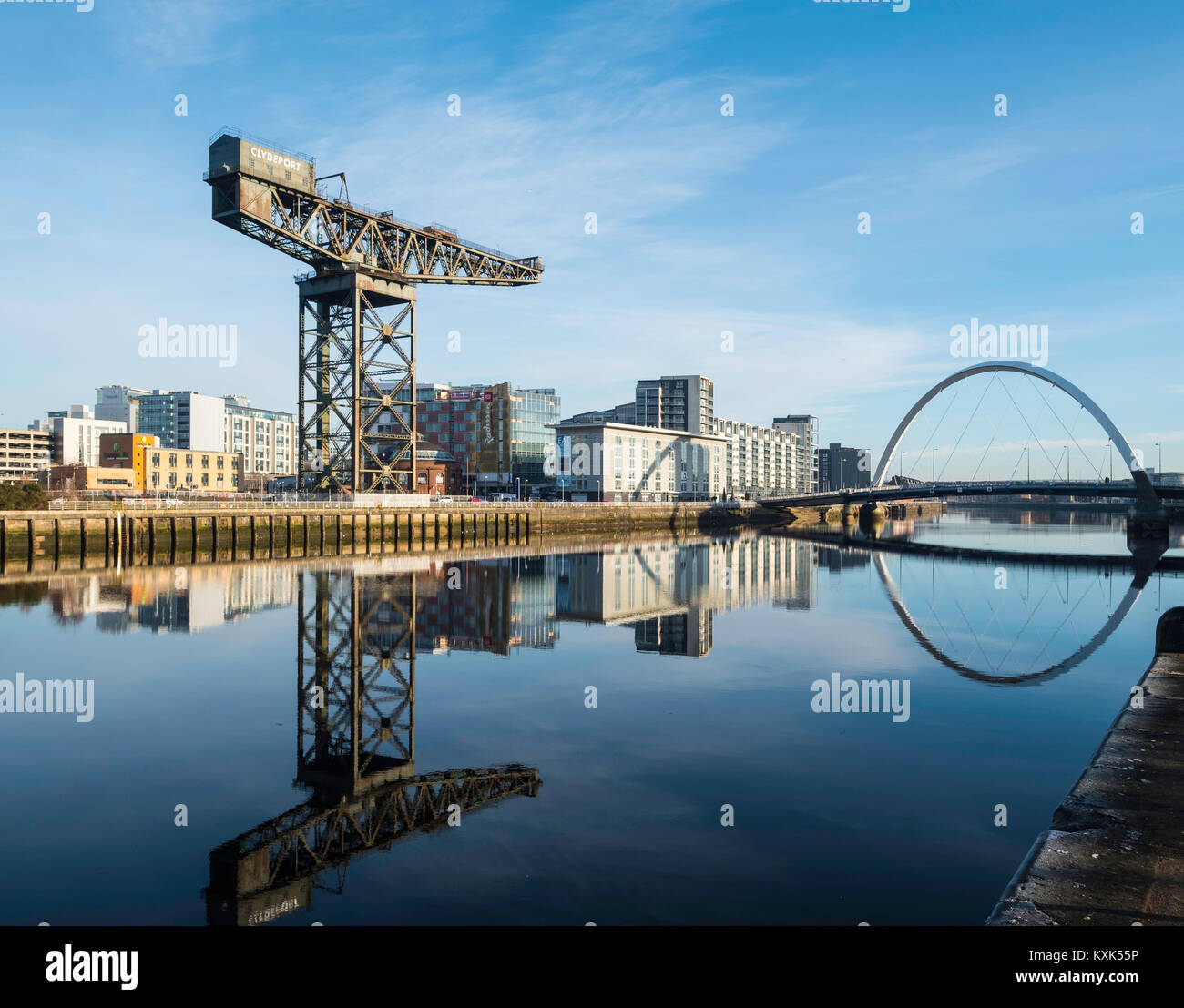 Blick auf finnieston Kran am Ufer des Flusses Clyde auf blauen Himmel Wintertag, Schottland, Vereinigtes Königreich Stockfoto