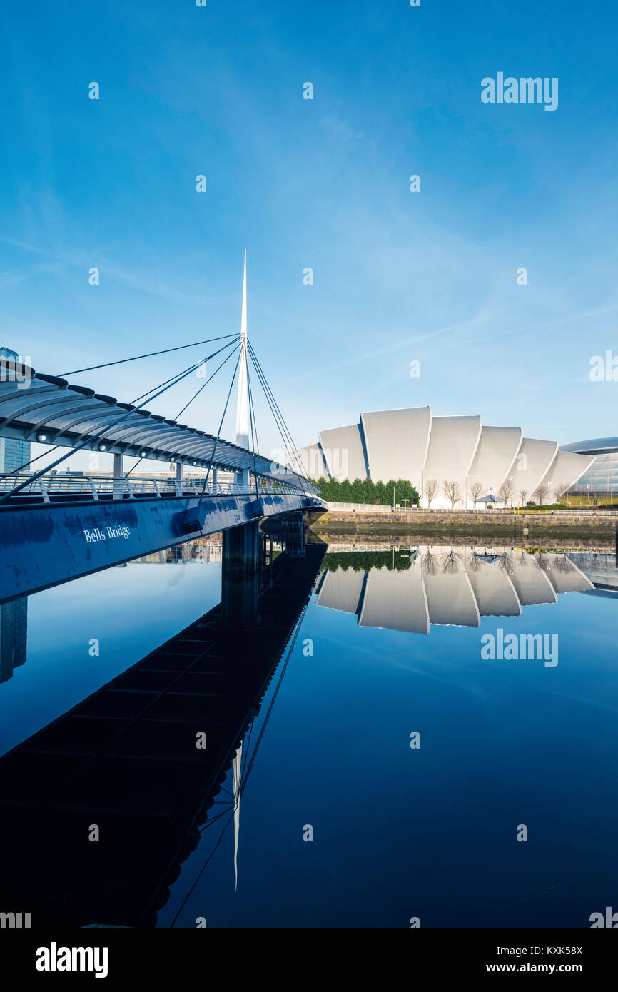 Ansicht der Glocken Brücke, SEK Armadillo und SE Hydro am Ufer des Flusses Clyde auf blauen Himmel Wintertag, Schottland, Vereinigtes Königreich Stockfoto