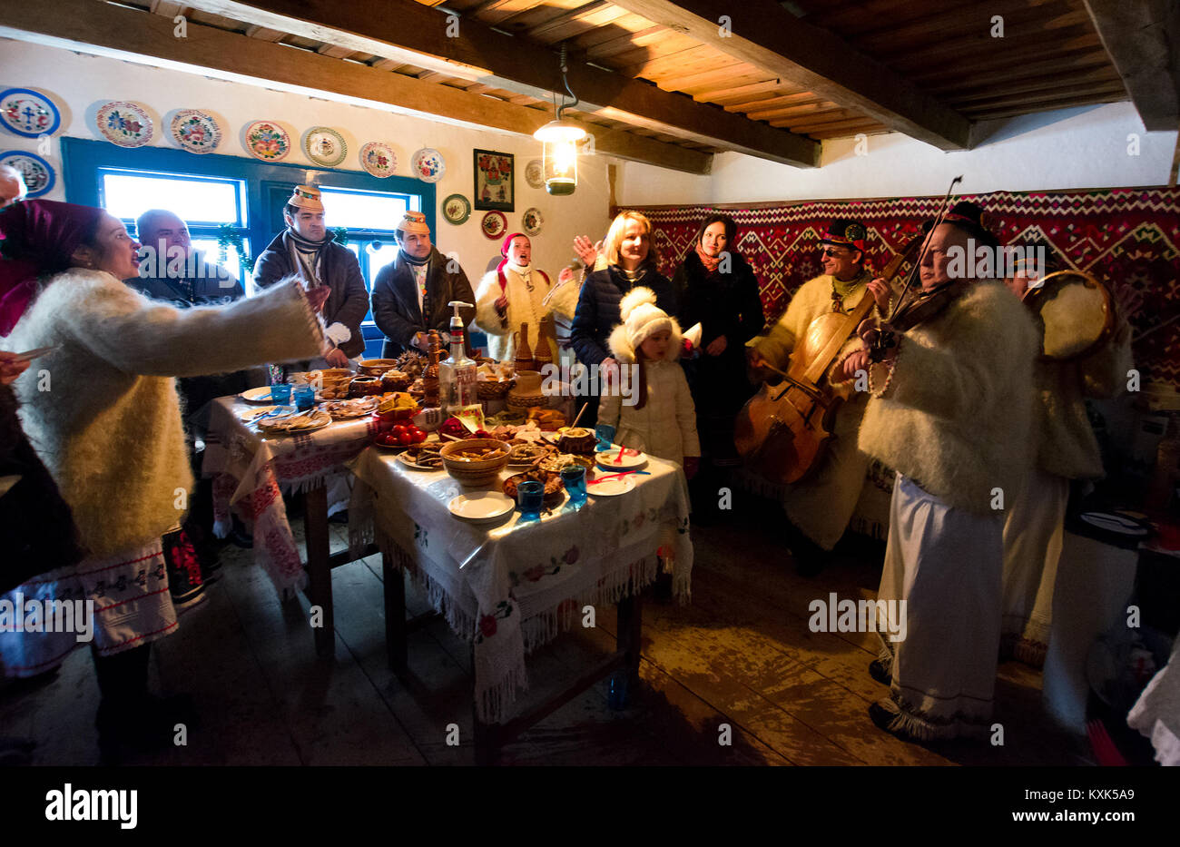 Uzhgorod, Ukraine - 15. Januar 2017: "Weihnachtslieder im alten Dorf" Festival in Transkarpatien Regional Museum der Volksarchitektur und Leben Stockfoto