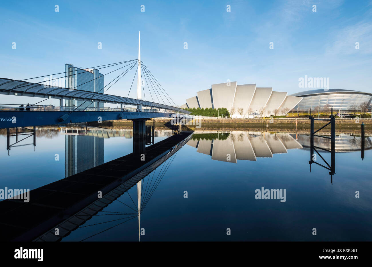 Ansicht der Glocken Brücke, SEK Armadillo und SE Hydro am Ufer des Flusses Clyde auf blauen Himmel Wintertag, Schottland, Vereinigtes Königreich Stockfoto