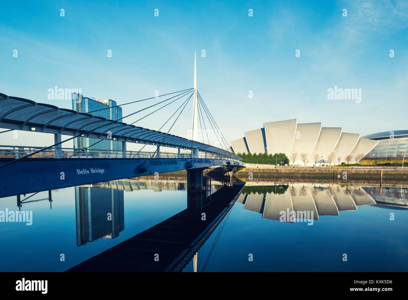 Ansicht der Glocken Brücke, SEK Armadillo und SE Hydro am Ufer des Flusses Clyde auf blauen Himmel Wintertag, Schottland, Vereinigtes Königreich Stockfoto