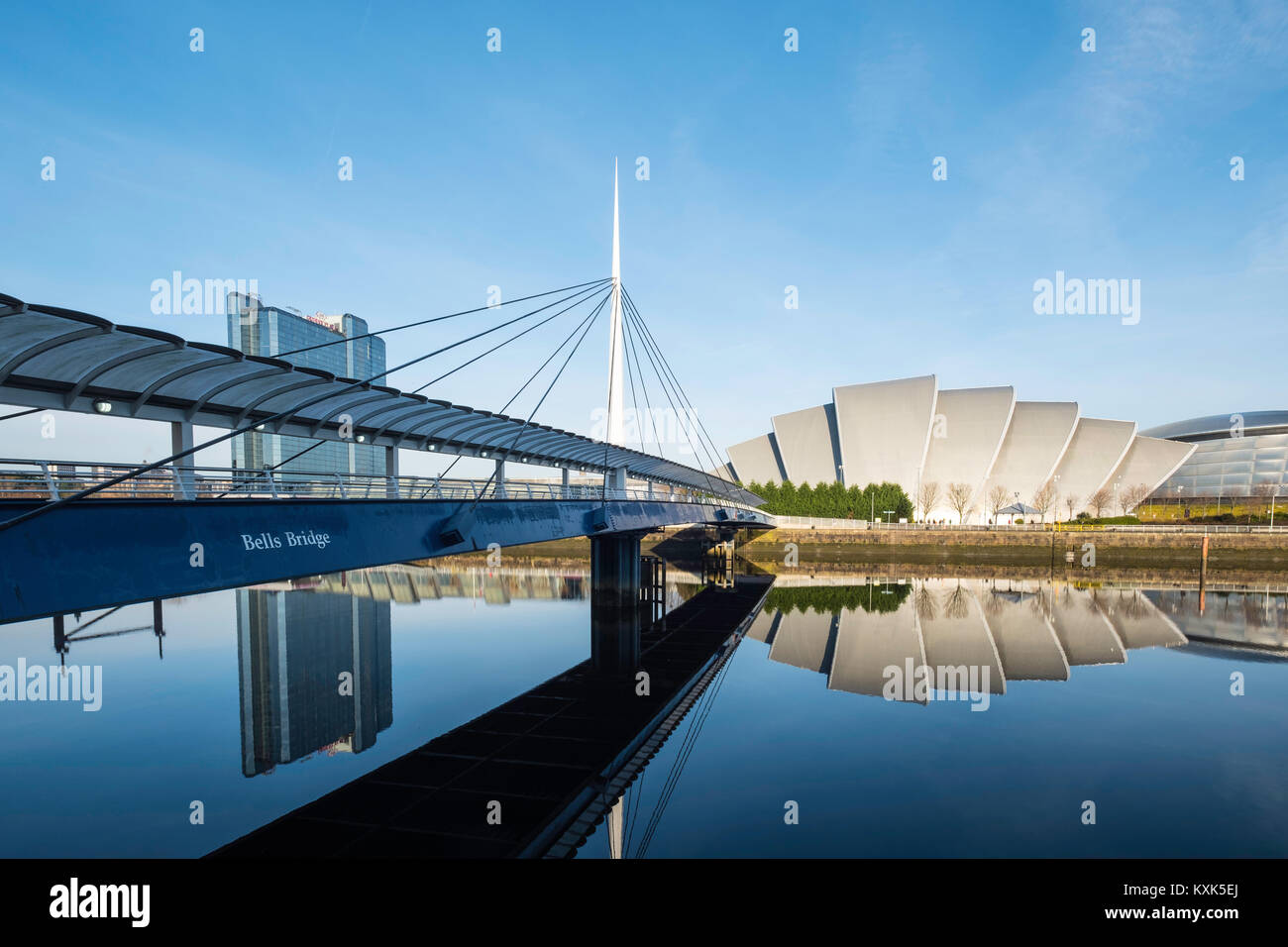 Ansicht der Glocken Brücke, SEK Armadillo und SE Hydro am Ufer des Flusses Clyde auf blauen Himmel Wintertag, Schottland, Vereinigtes Königreich Stockfoto
