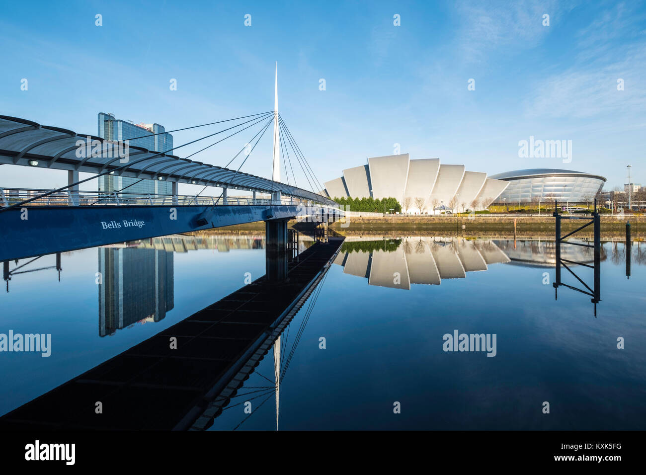 Ansicht der Glocken Brücke, SEK Armadillo und SE Hydro am Ufer des Flusses Clyde auf blauen Himmel Wintertag, Schottland, Vereinigtes Königreich Stockfoto