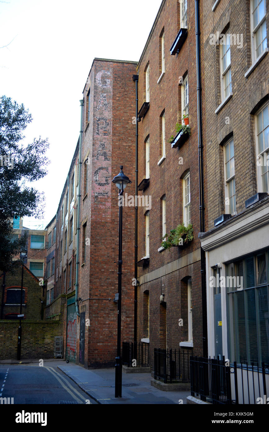 Pargiter Gericht ursprünglich als St James's Wohnungen in Ingestre Place, London bekannt. Von St James's Parish Sakristei errichtet. Vintage garage Schriftzug Stockfoto
