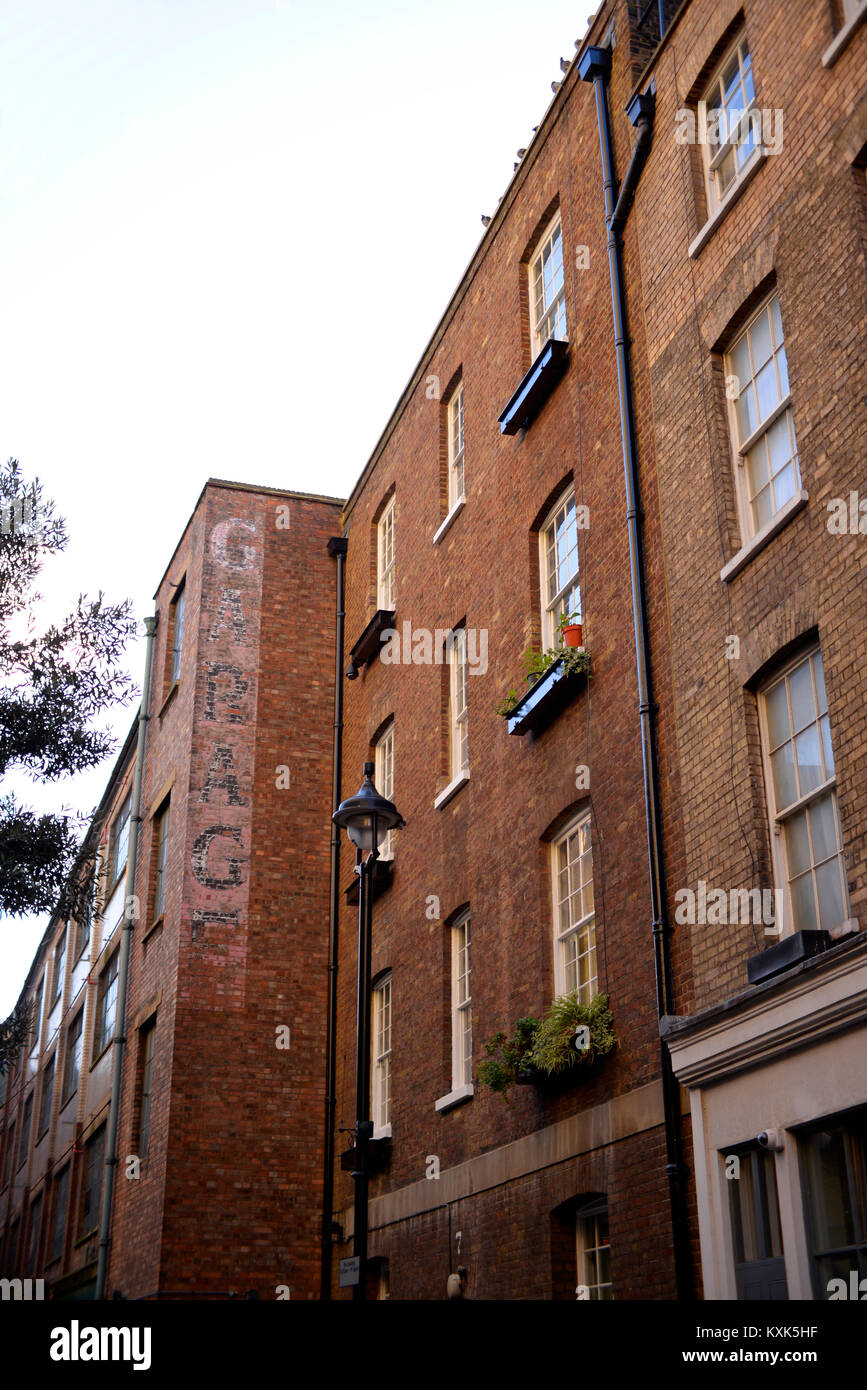 Pargiter Gericht ursprünglich als St James's Wohnungen in Ingestre Place, London bekannt. Von St James's Parish Sakristei errichtet. Alte Garage am Ende der Terrasse Stockfoto