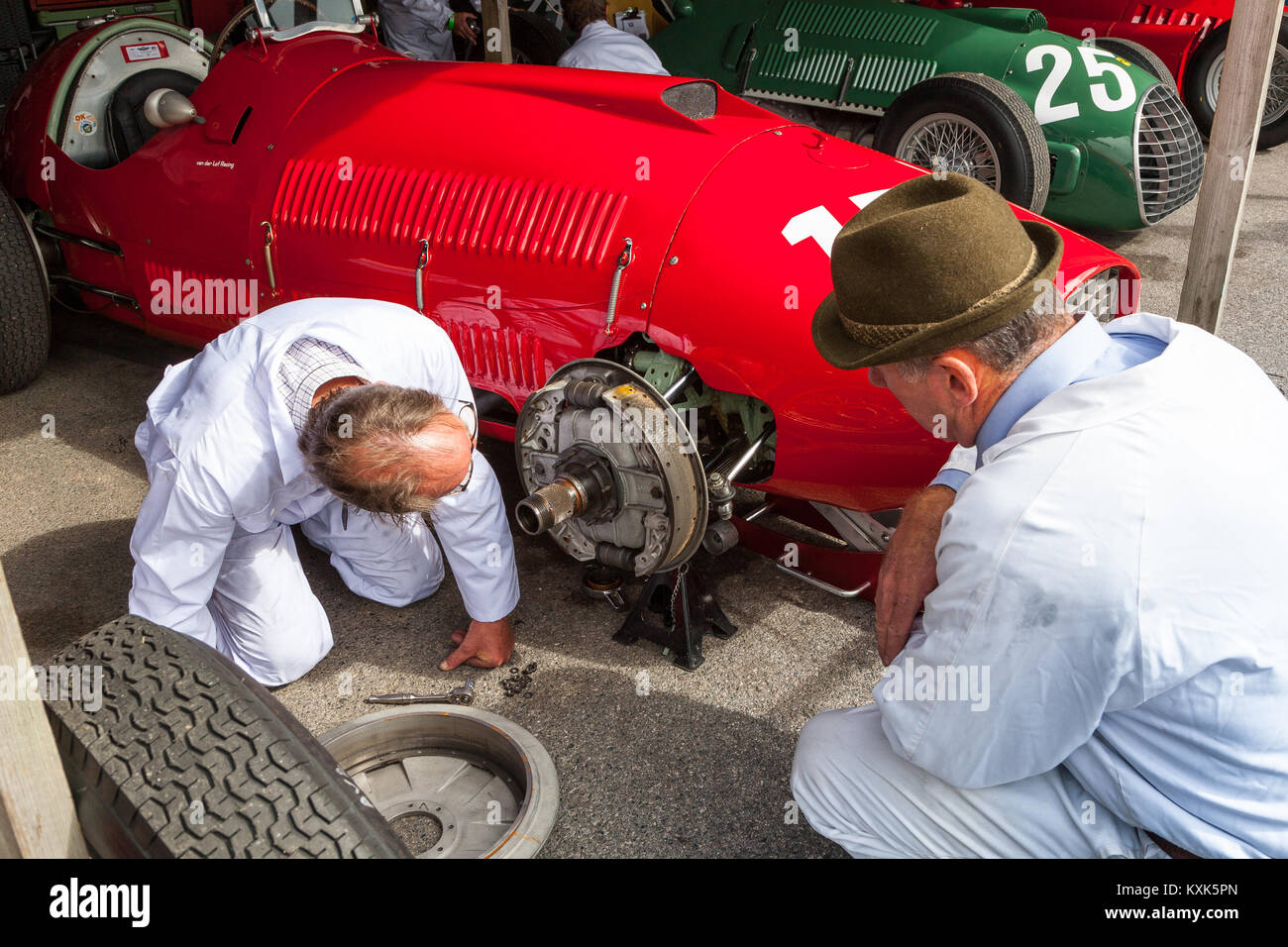 Zwei Mechaniker arbeiten an den Bremsen eines Ferrari 340 F1 Am Goodwood Revival 2016 Stockfoto