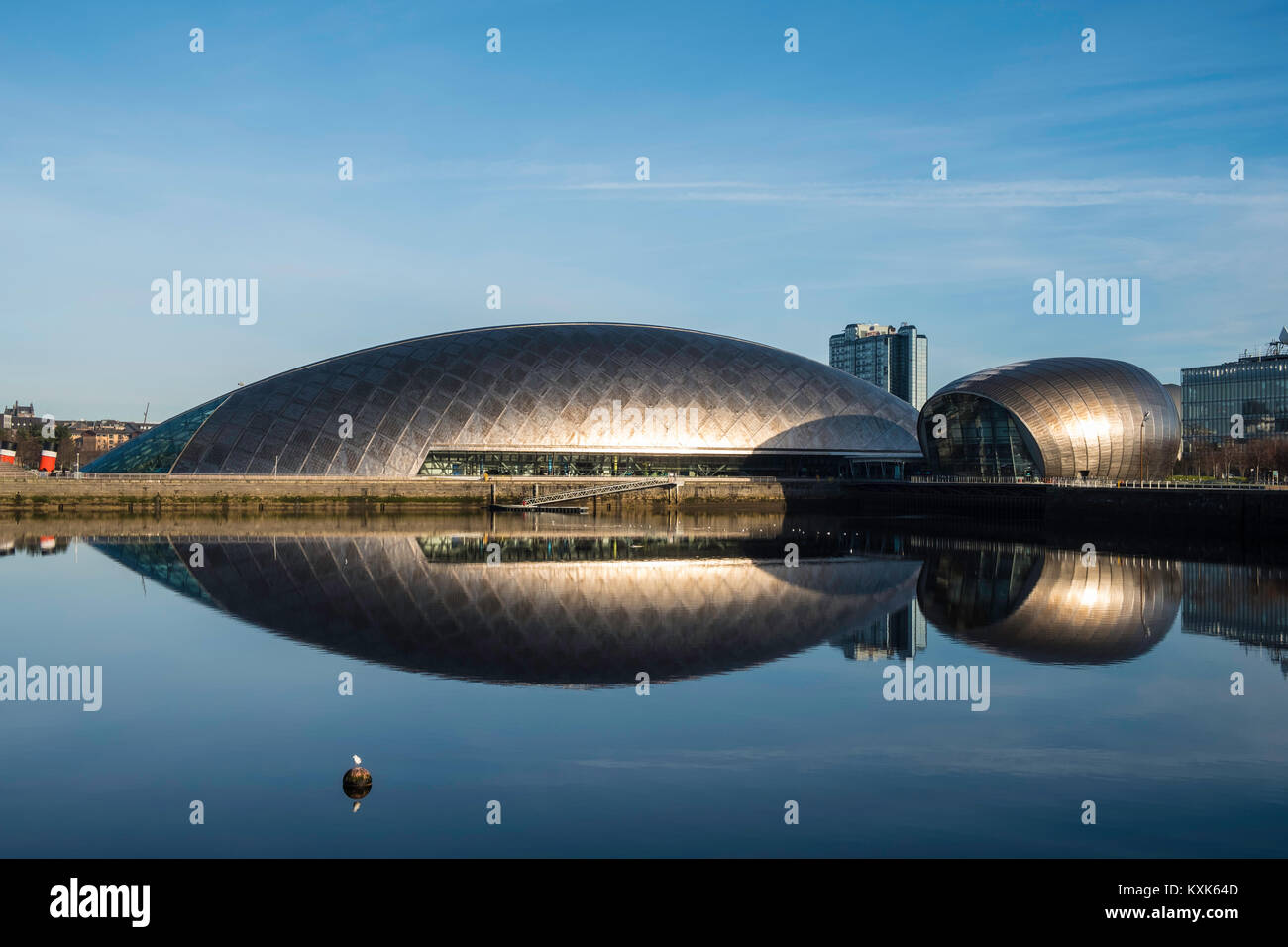 Blick auf Glasgow Science Centre North Quay und IMAX-Kino am Ufer des Flusses Clyde auf blauen Himmel winterliche, Schottland, Vereinigtes Königreich Stockfoto