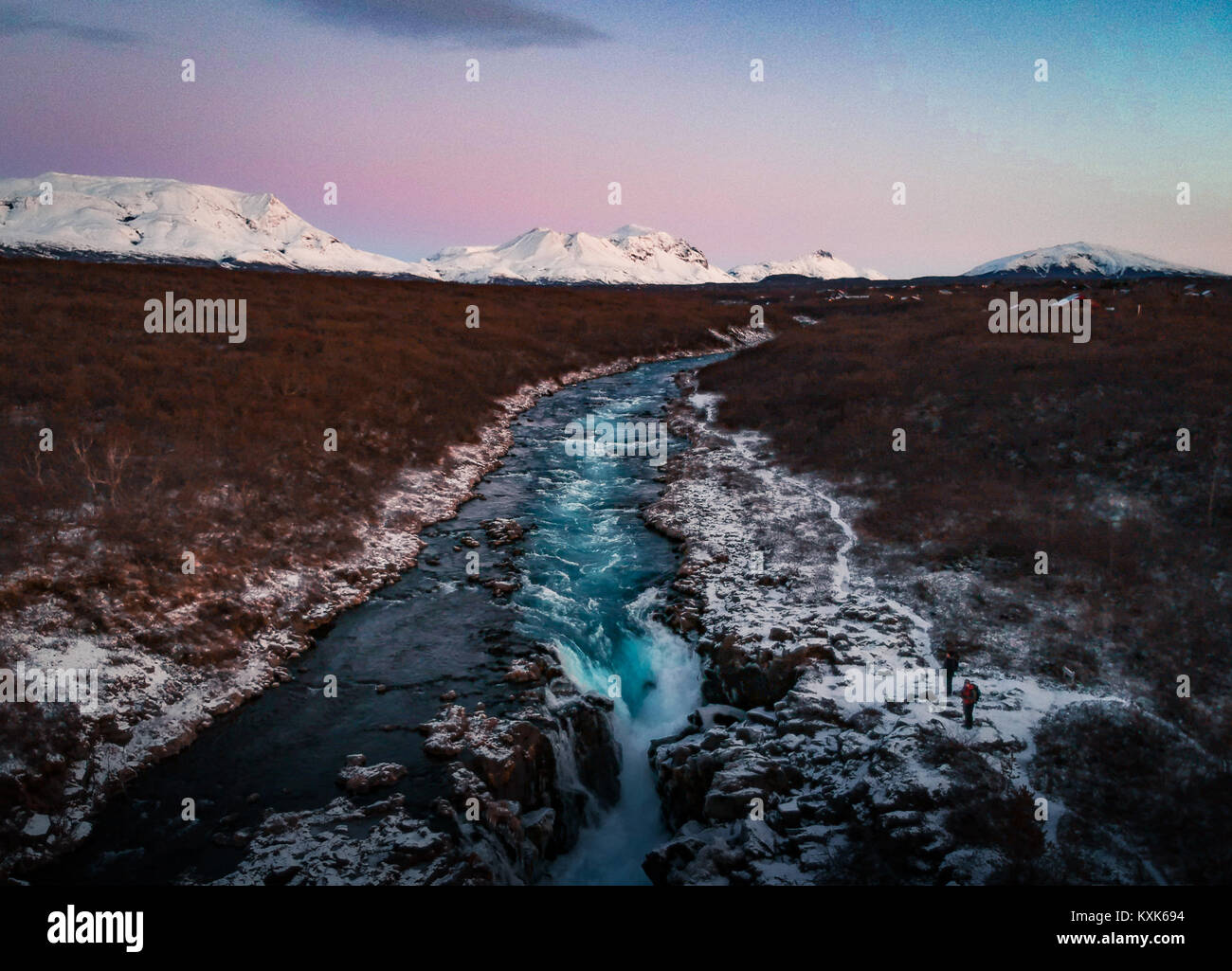 River bei Bruarfoss fotografiert bei Sonnenaufgang mit Bergen im Hintergrund. Mit einer Drohne im Winter 2017 erfasst Stockfoto