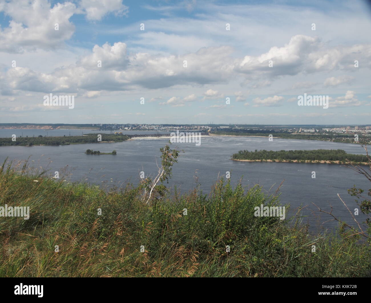 Die Wolga. Blick auf das Wasserkraftwerk Zhiguli. Samara Provinz. Russland. Sommer Landschaft. Stockfoto