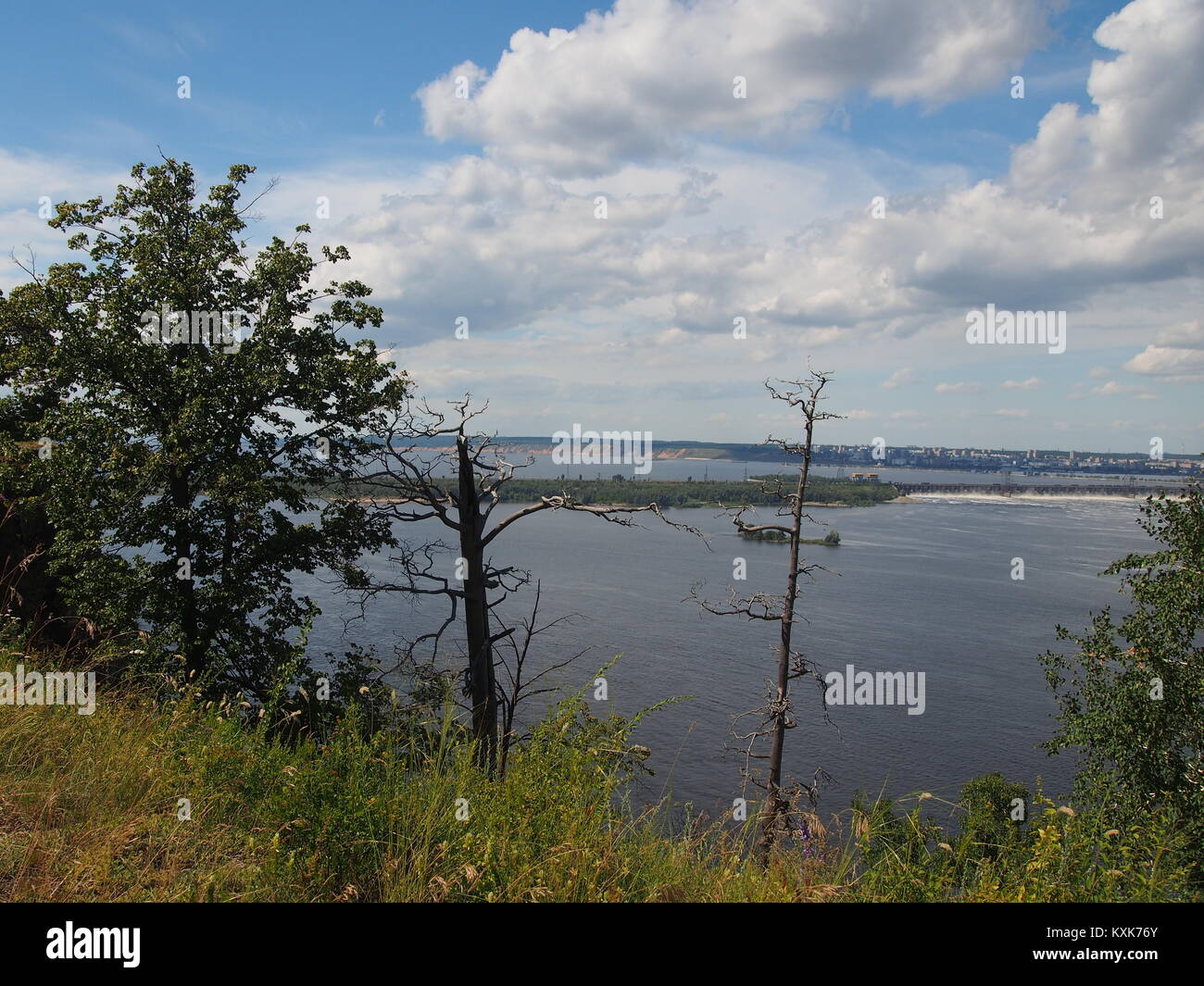 Die Wolga. Blick auf das Wasserkraftwerk Zhiguli. Samara Provinz. Russland. Sommer Landschaft. Stockfoto
