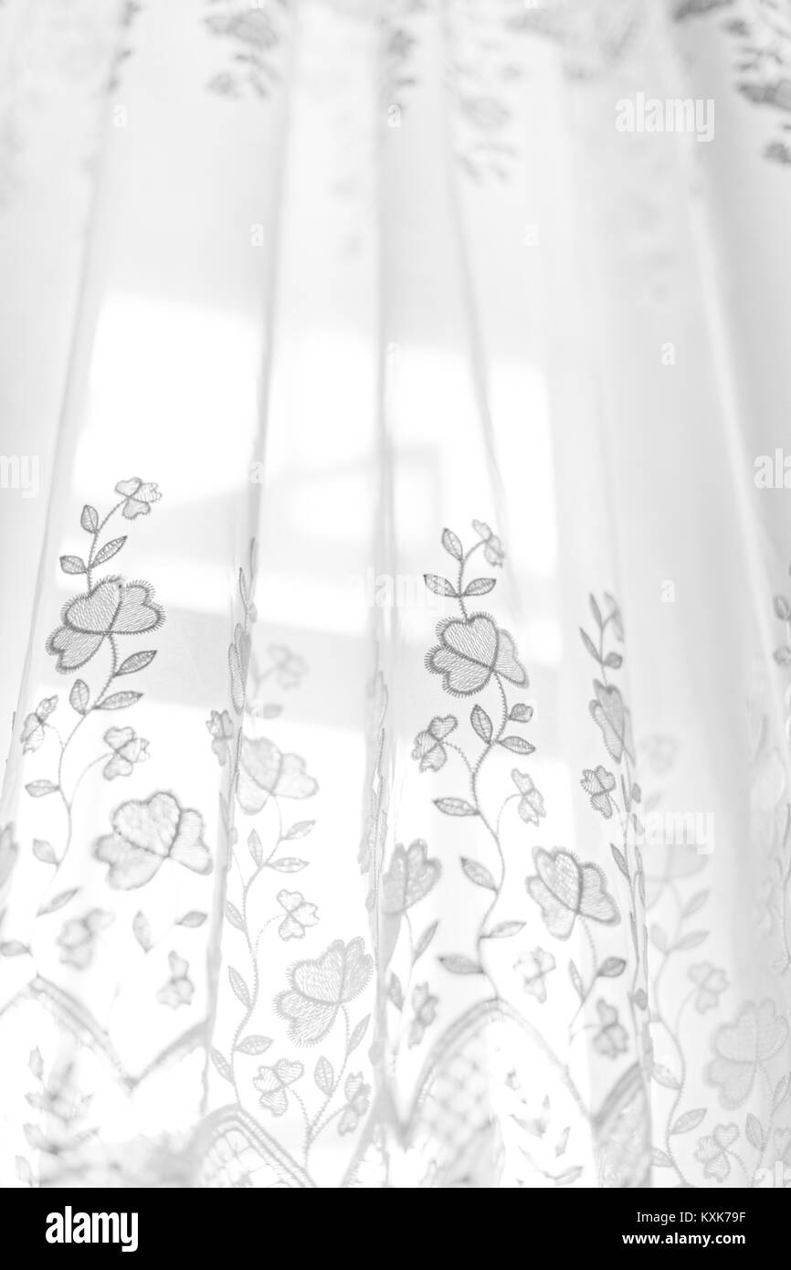 Weiße Vorhänge im Zimmer, Tageslicht, Erntegut Stockfoto