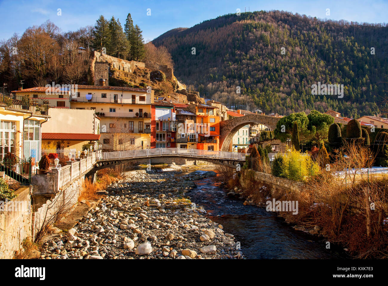 Ein Blick auf die Ter Fluss durch Camprodon, in Katalonien, Spanien, higlighting Pont Nou Brücke auf der rechten Seite und die Reste der castl Stockfoto