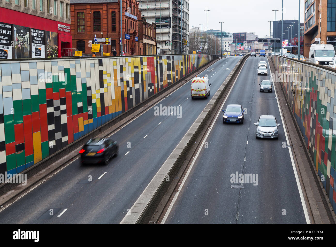 Die verkehrsströme nach oben und unten durch eine zweispurige Steigung auf Holloway Circus, Teil des langen Straßennetz in der Innenstadt von Birmingham. Stockfoto