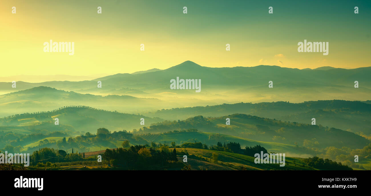 Maremma, ländlichen Sonnenaufgang Landschaft. Landschaft Bauernhof und grüne Felder. Toskana, Italien, Europa. Stockfoto