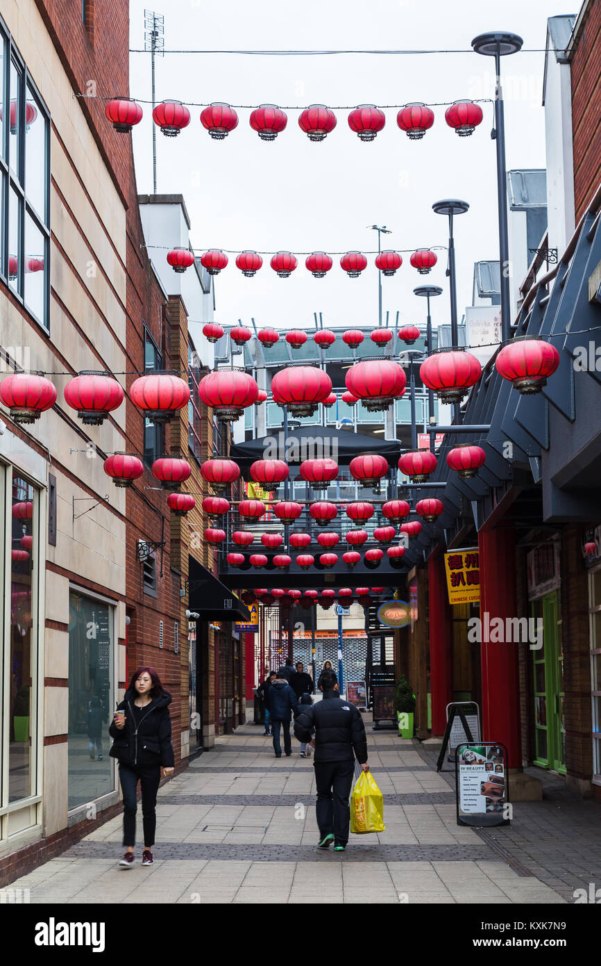 Rote Laternen hängen über einem der schmalen Straßen, die dem Chinatown Viertel von Birmingham. Stockfoto