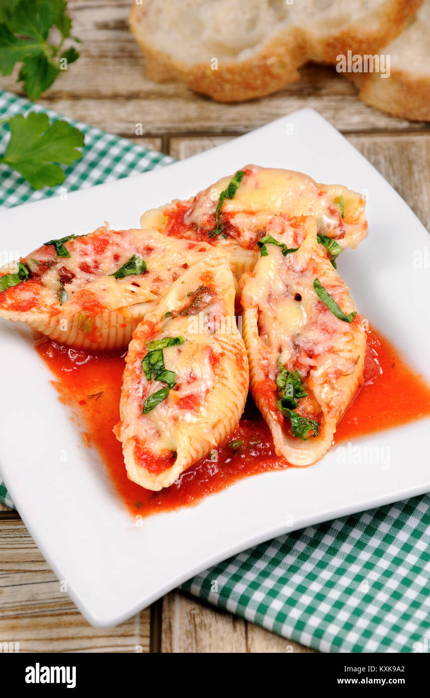 Pasta conchiglioni Schalen, gefüllt mit Fleisch mit Spinat und ...