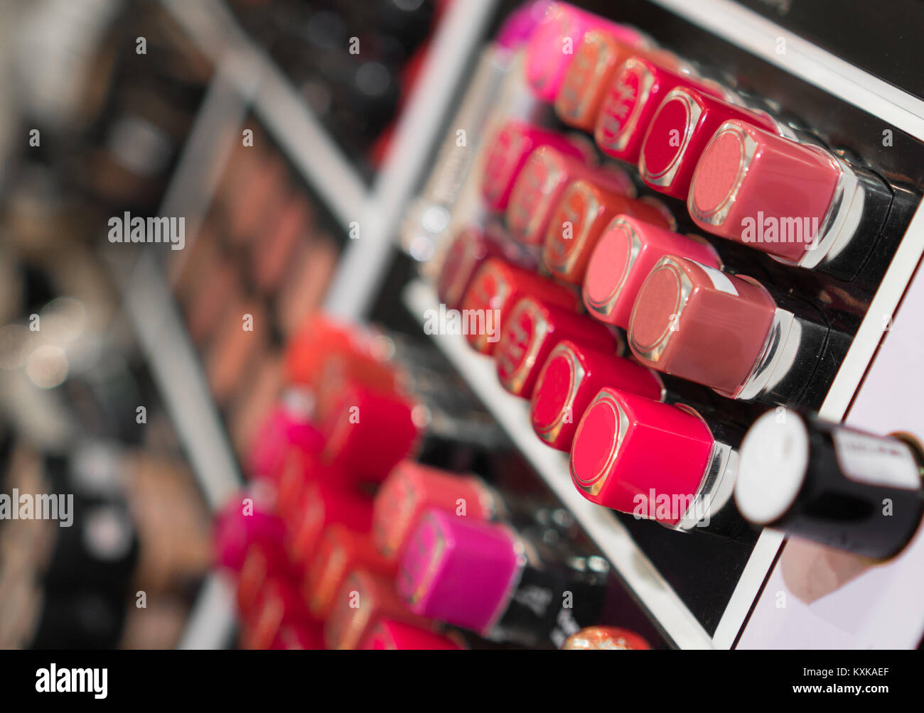 Lippenstift Tester im Schönheitssalon. Stockfoto