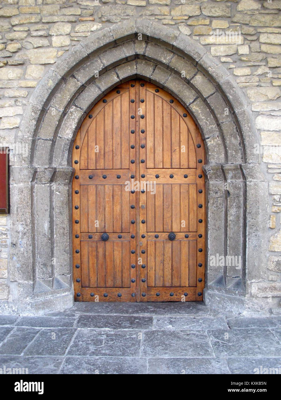 Die Kirche Nuestra Señora de la Asunción in Arceniega, Spanien, ist ein historisches religiöses Gebäude mit spanischem architektonischen Stil und kultureller Bedeutung. Stockfoto