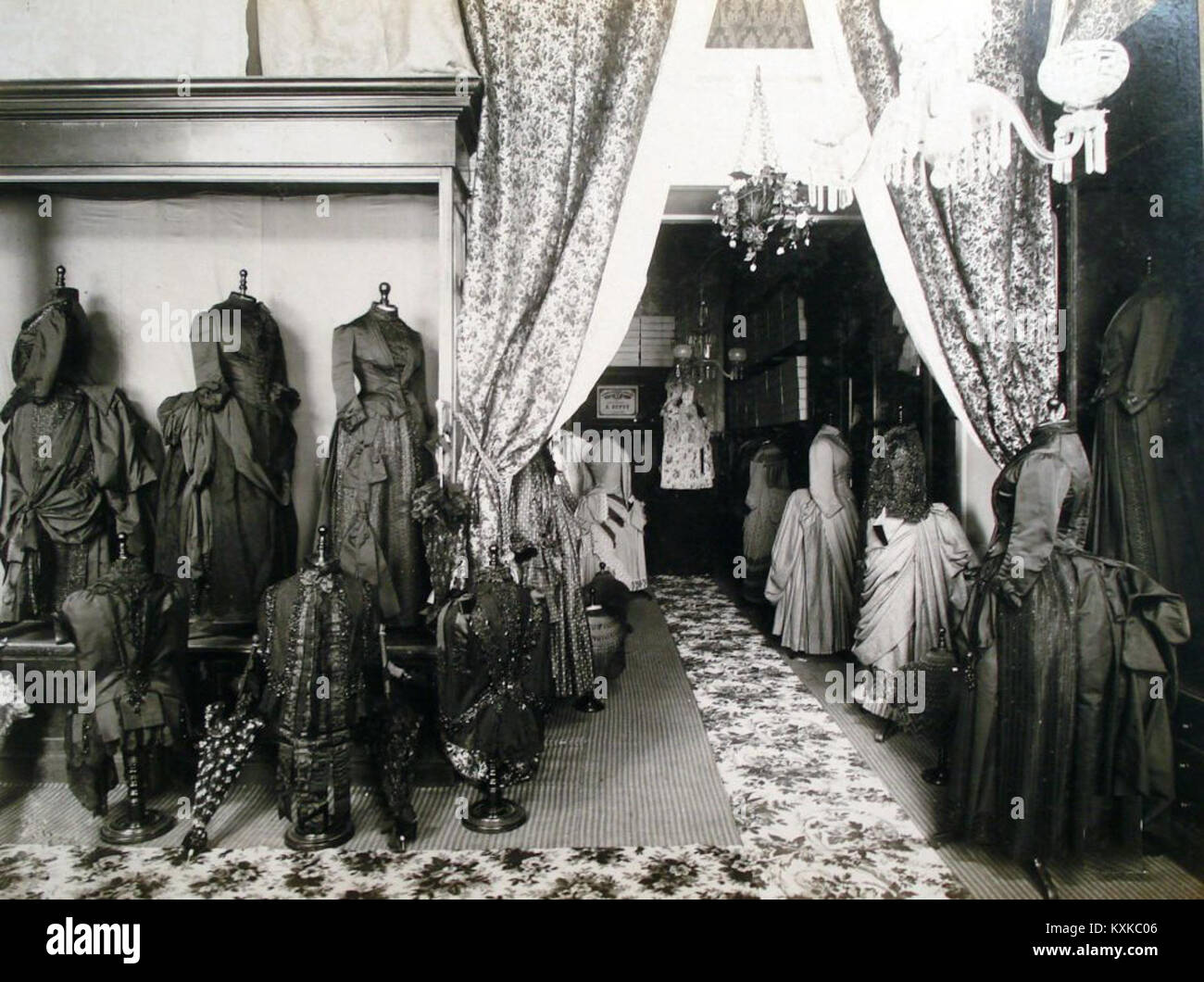 Eine Fotografie aus dem Archivo General de la Nación Argentina (1876), die Casa Dupuy in Buenos Aires zeigt, mit einem Modebereich, der den urbanen und kulturellen Lebensstil der Stadt Ende des 19. Jahrhunderts widerspiegelt. Stockfoto