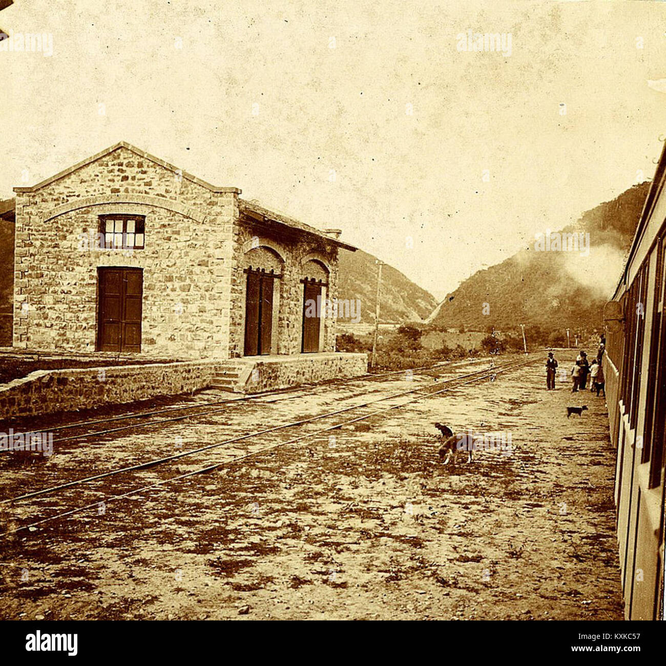 Diese Fotografie aus dem Jahr 1890 zeigt Estación Mojotoro in Salta, Argentinien, die Eisenbahninfrastruktur, Züge und Passagiere am Bahnhof während des späten 19. Jahrhunderts zeigt. Stockfoto