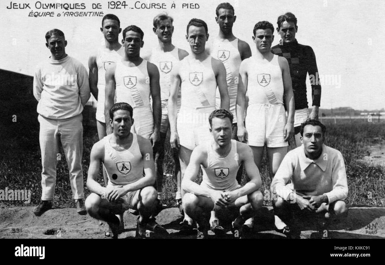 Ein historisches Foto des argentinischen Leichtathletikteams, das an den Olympischen Spielen 1924 in Paris teilnahm, zeigt Athleten, Uniformen und das sportliche Erbe. Stockfoto